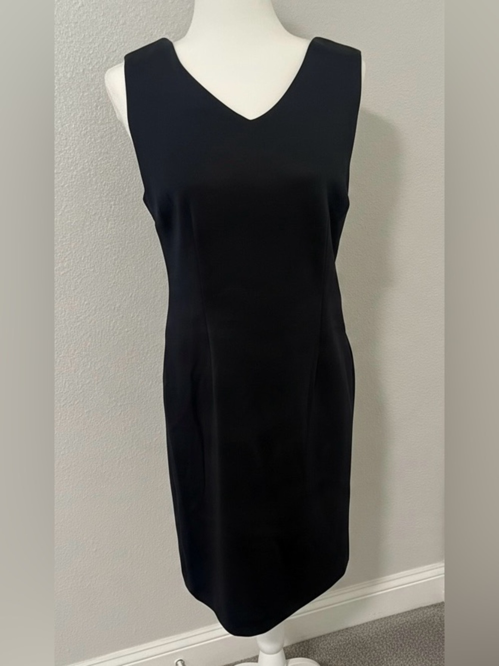 T Tahari Navy V-Neck Sheath Dress - Women’s Sz 8 Office or Evening Dress - Picture 1 of 9